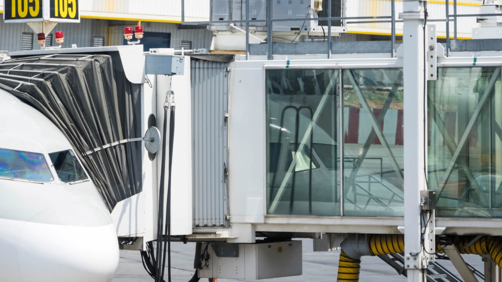 ABTS assurant des services GSE sur un avion au sol