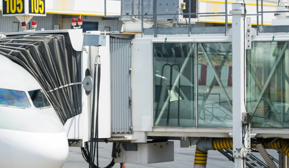 ABTS assurant des services GSE sur un avion au sol