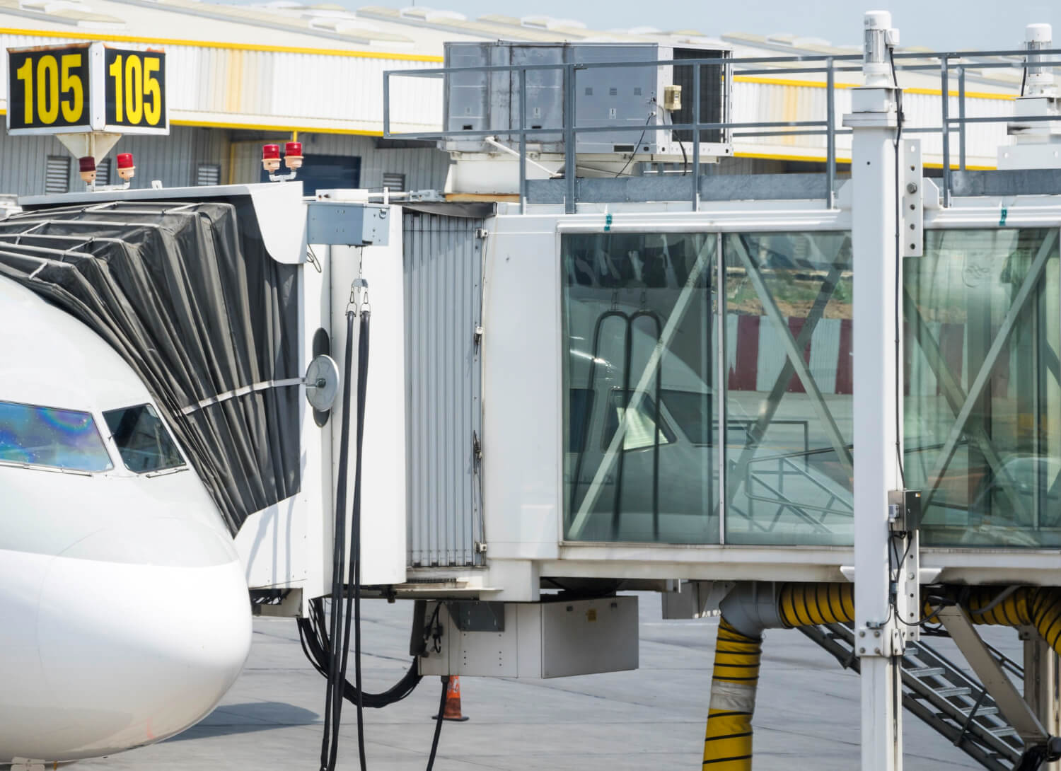 2148255983 1 ABTS ABTS assurant des services GSE sur un avion au sol