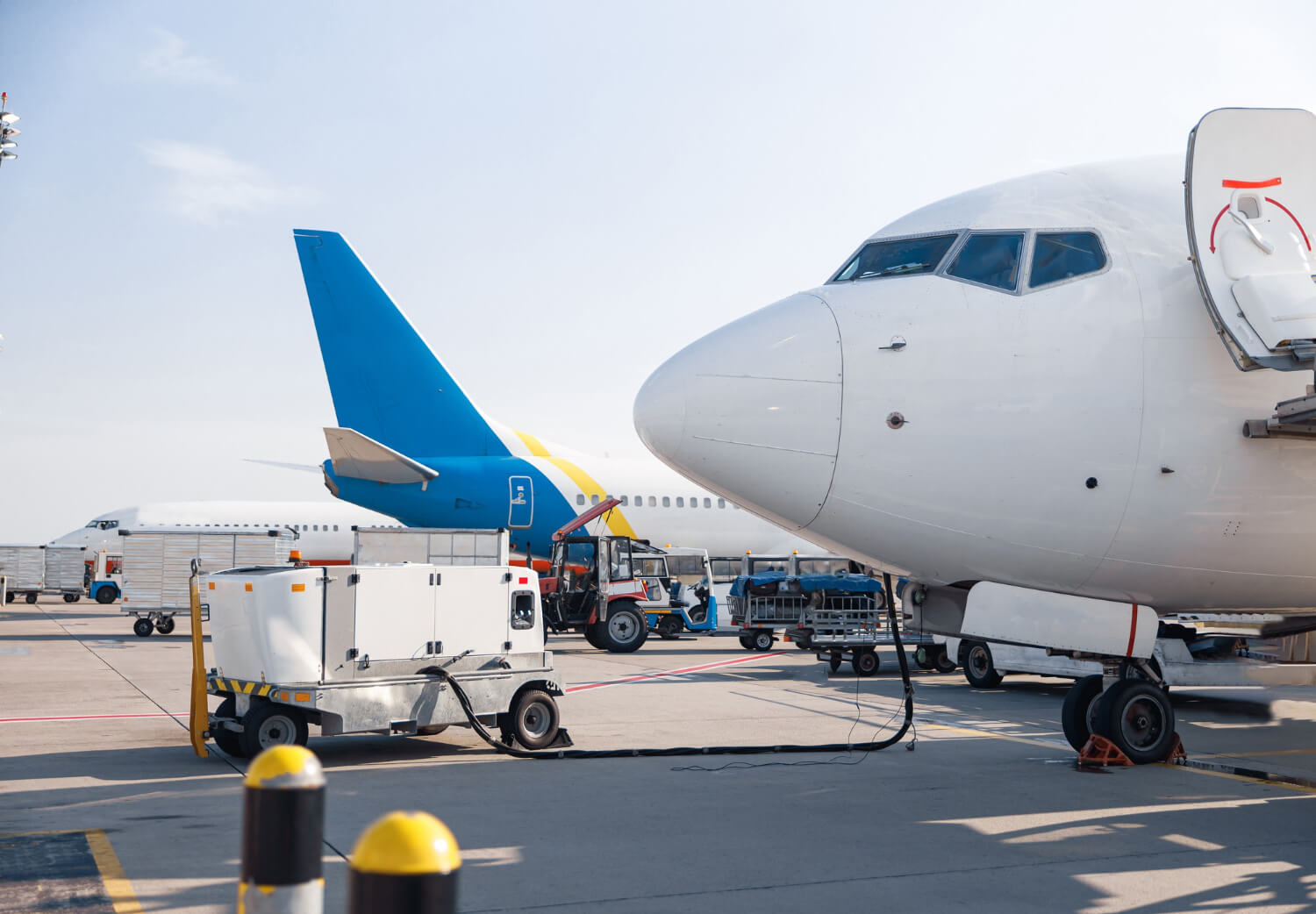 4472 ABTS ABTS assurant des services GSE sur un avion au sol