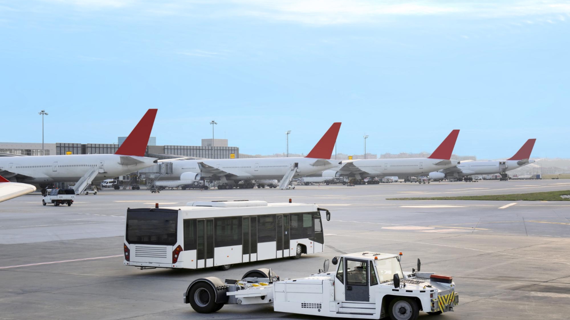 ABTS assurant des services GSE sur un avion au sol