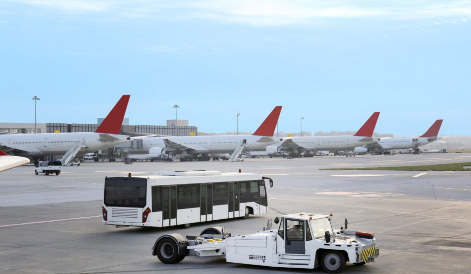 ABTS assurant des services GSE sur un avion au sol