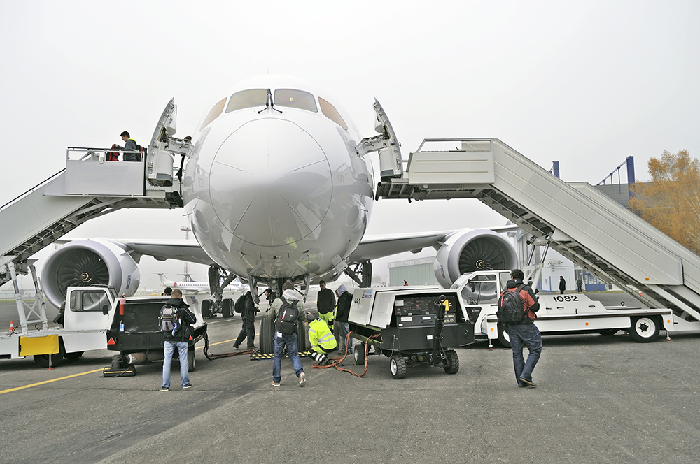 ABTS assurant des services GSE sur un avion au sol